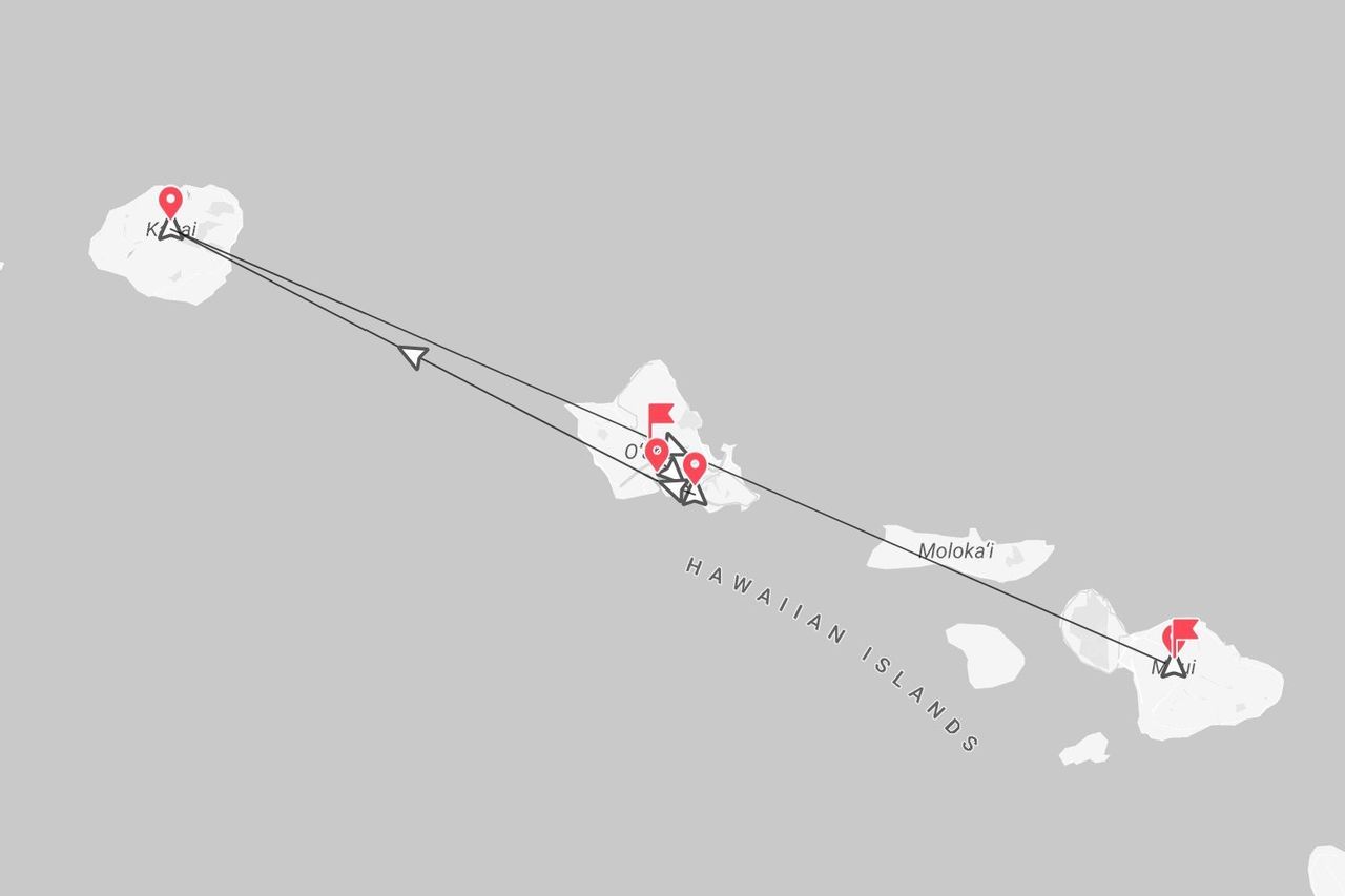 Una mappa delle Isole Hawaii che mostra un itinerario di viaggio con segnaposto rossi che indicano le tappe a Kauaʻi, Oʻahu e Maui.