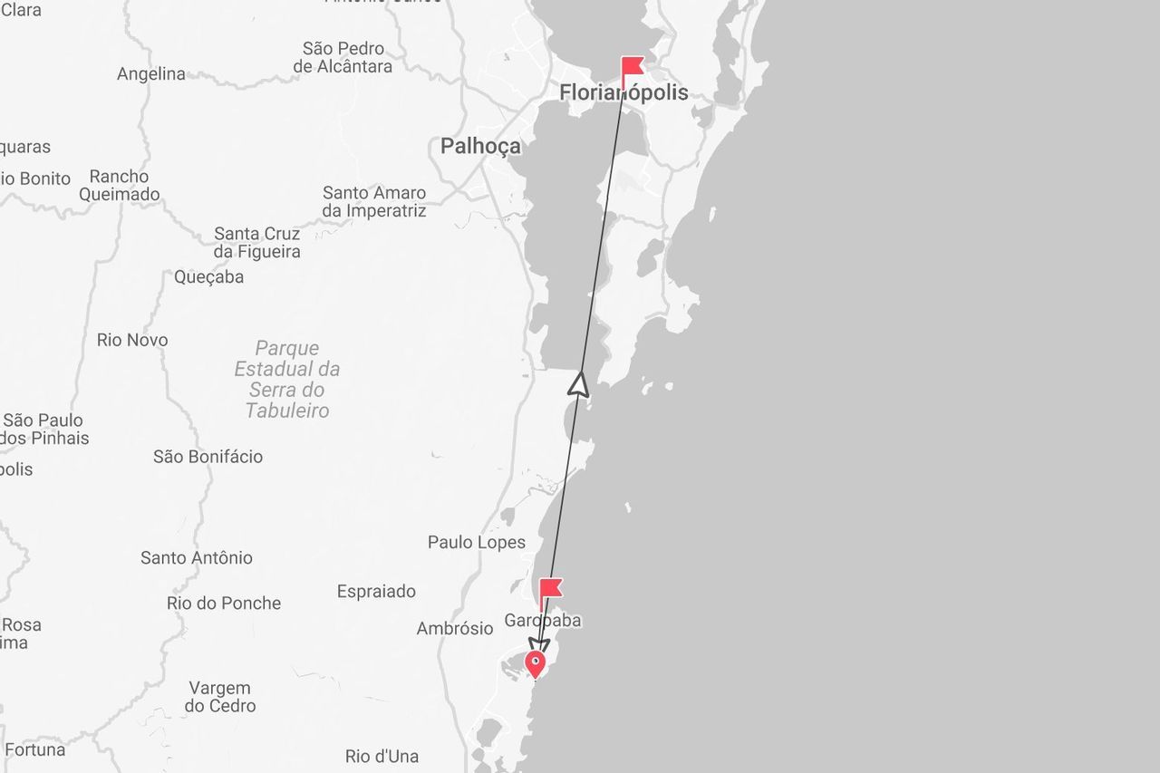 Una mappa in scala di grigi che mostra un percorso di viaggio segnato da una linea nera, con partenza da Garopaba e arrivo a Florianópolis, Brasile.