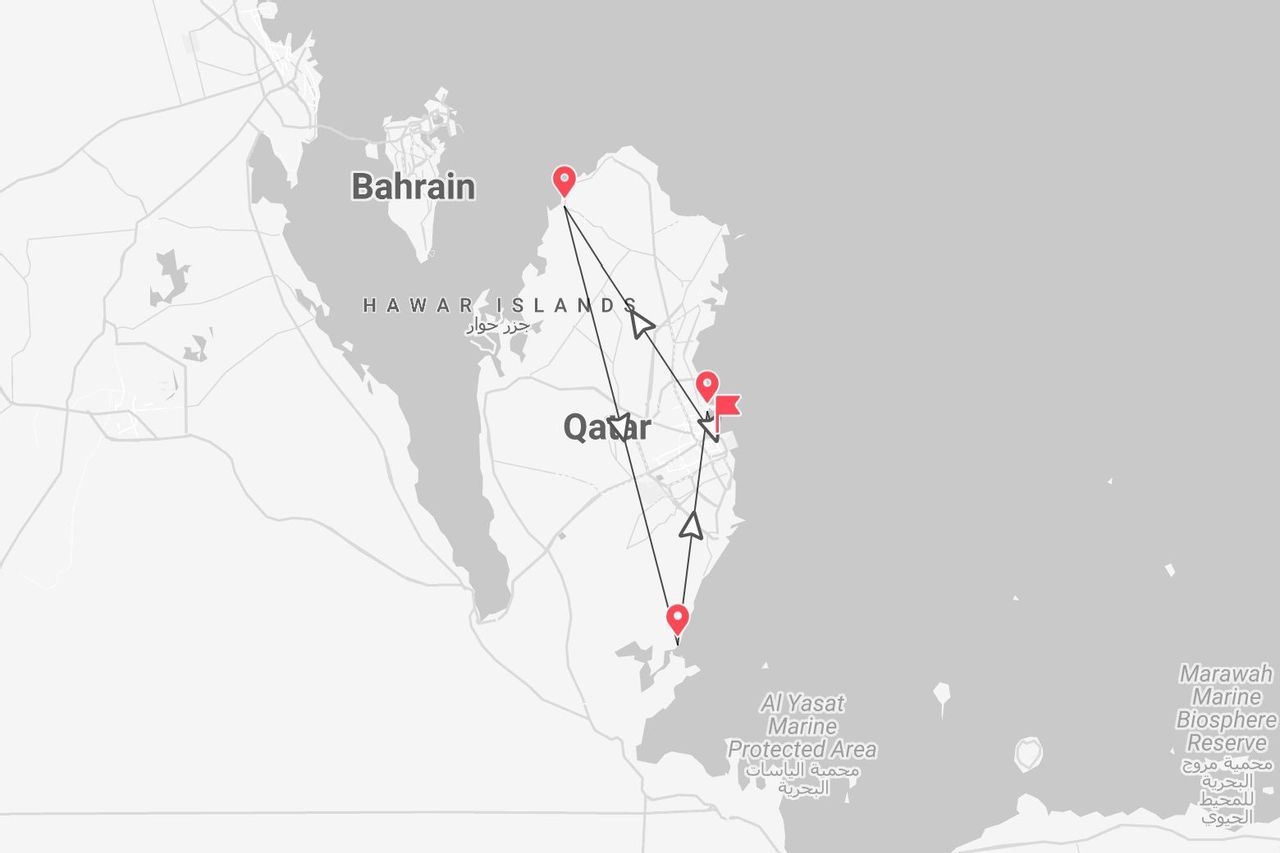 Una mappa in scala di grigi del Qatar che mostra un itinerario di viaggio segnato da linee nere e punti di interesse rossi in tutto il paese.
