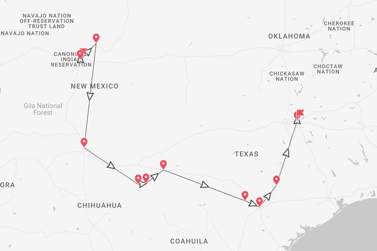 Una mappa che mostra un itinerario di viaggio con puntine rosse che attraversa gli stati del New Mexico e del Texas.