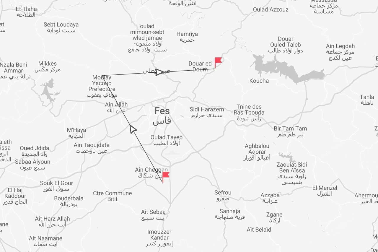 Un mapa que muestra un itinerario de ruta por la ciudad de Fez, Marruecos, con nombres de lugares escritos en inglés y árabe.