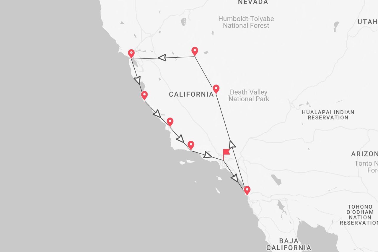 Una mappa che illustra un itinerario di viaggio in California, con tappe segnate lungo la costa e nell'entroterra, vicino al Parco Nazionale della Valle della Morte.