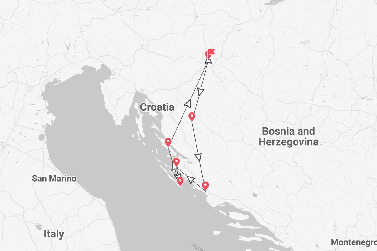 Una mappa che mostra un itinerario di viaggio in Croazia, con tappe segnate da puntine rosse e una bandiera rossa che indica la destinazione finale.