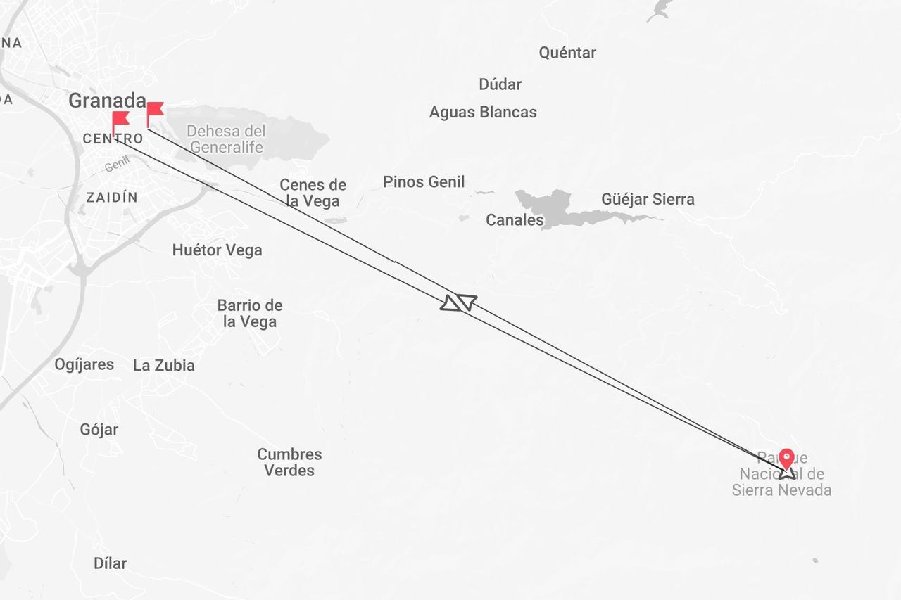 Un mapa en escala de grises que muestra la ruta de vuelo desde Granada hasta el Parque Nacional de Sierra Nevada.