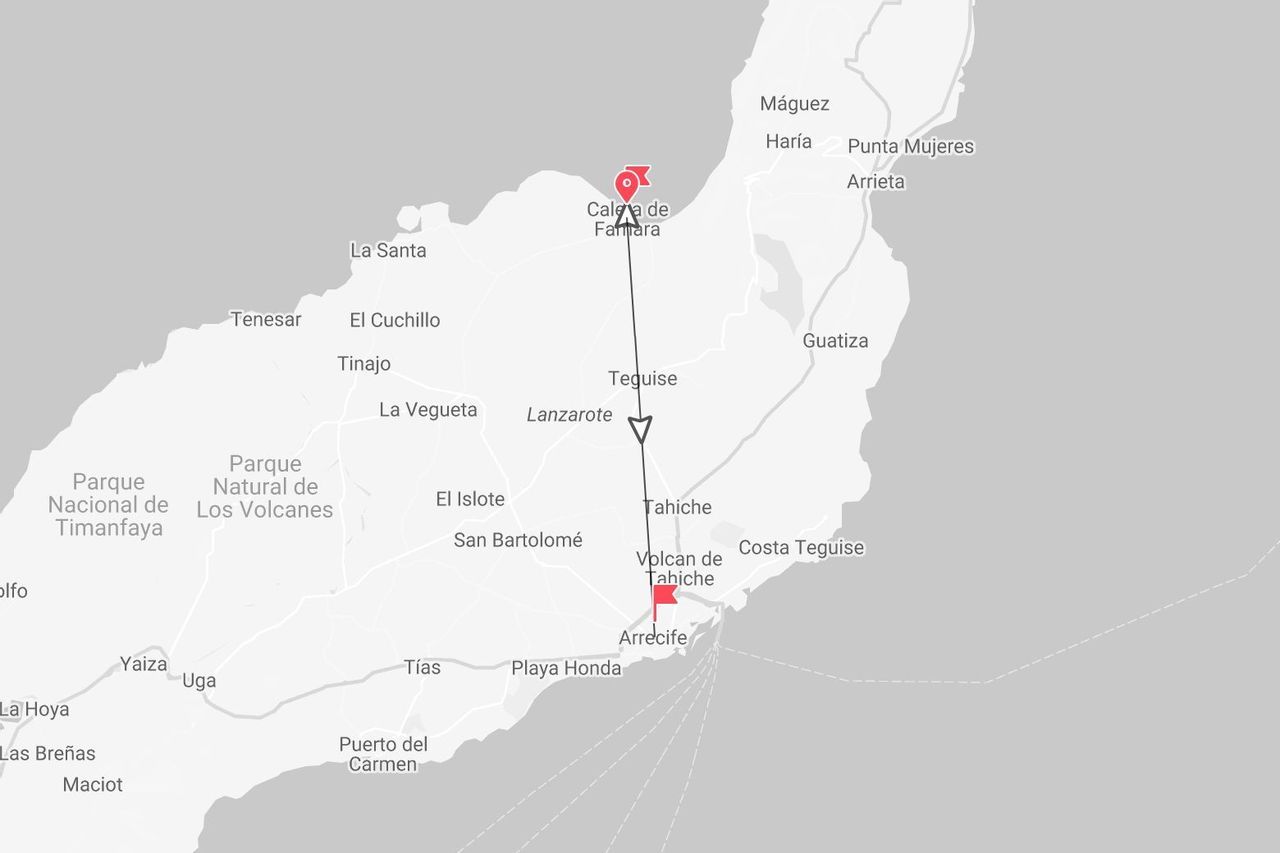 Una mappa in scala di grigi dell'isola di Lanzarote con un percorso segnato da Caleta de Famara ad Arrecife.