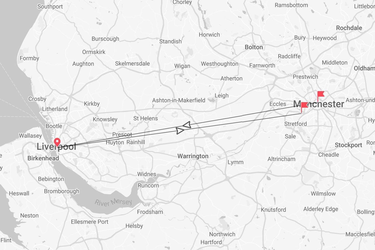 Una mappa in scala di grigi che mostra un percorso che collega le città di Liverpool e Manchester nel Regno Unito.