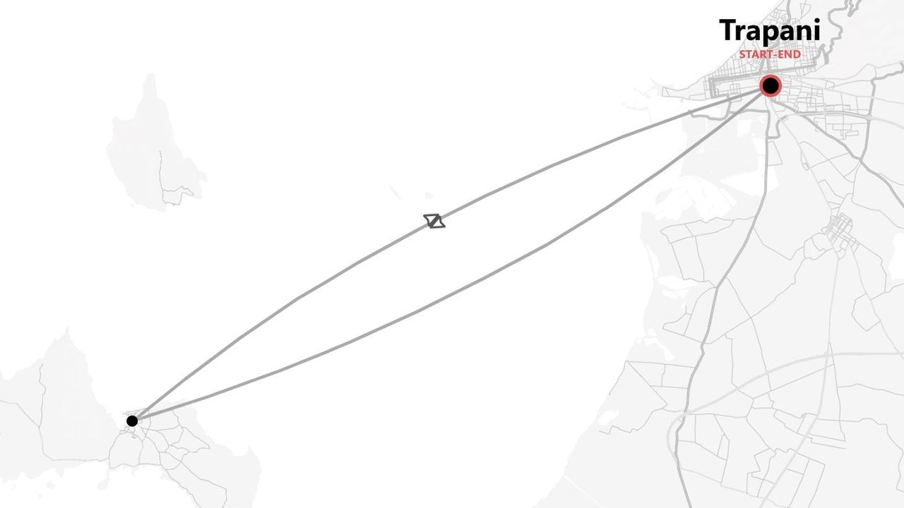 Une carte en niveaux de gris affichant un itinéraire de voyage en boucle, avec départ et arrivée à Trapani, et incluant un trajet en ferry.