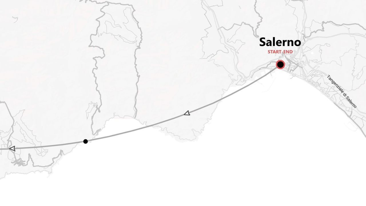 Un mapa en escala de grises que muestra una ruta de viaje que comienza y termina en Salerno, Italia, a lo largo de la costa.