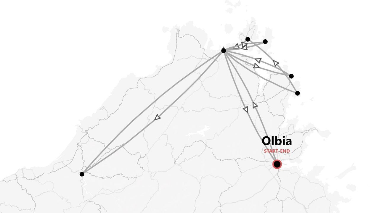 Una mappa in scala di grigi che mostra un itinerario turistico con più tappe, con inizio e fine nella città di Olbia.