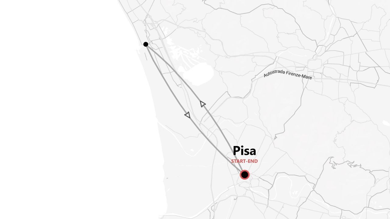 Una mappa in scala di grigi che mostra un itinerario di viaggio con partenza e arrivo a Pisa, estendendosi verso la costa.