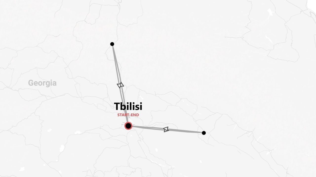 Una mappa minimalista della Georgia che mostra un itinerario di viaggio che inizia e finisce nella capitale, Tbilisi.
