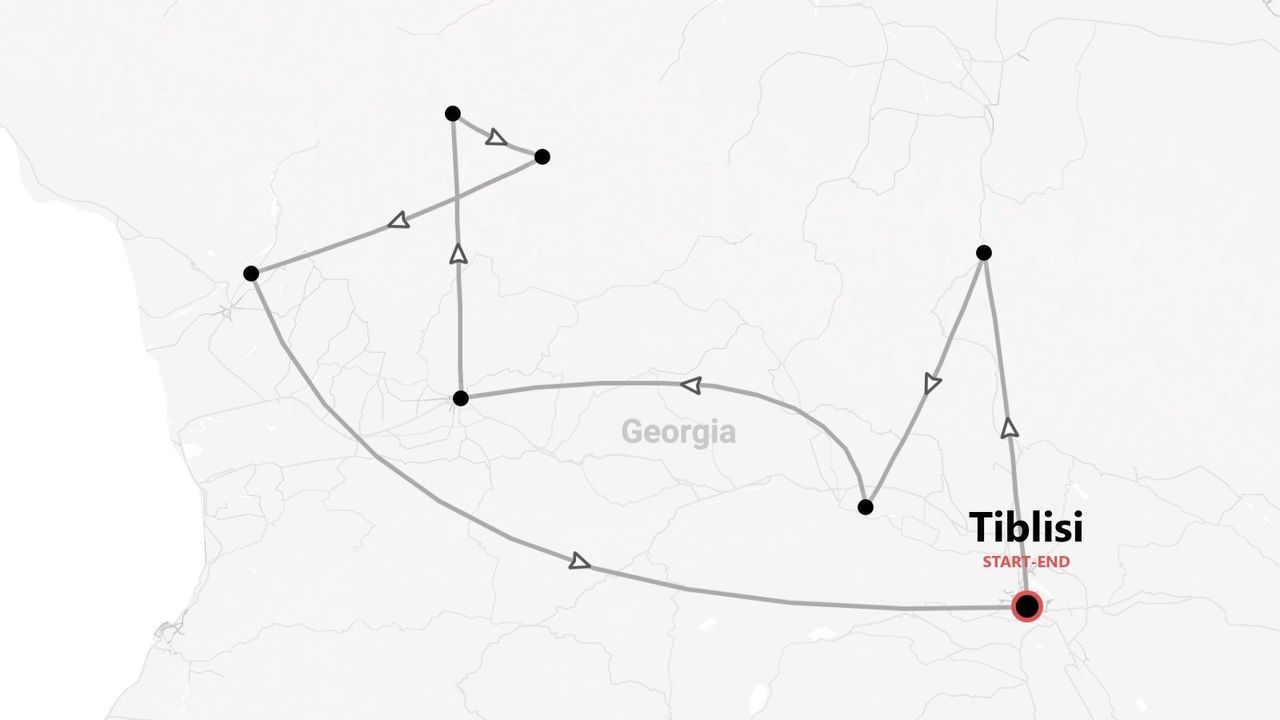 Una mappa che mostra un itinerario di viaggio attraverso la Georgia, con inizio e fine nella città di Tbilisi.
