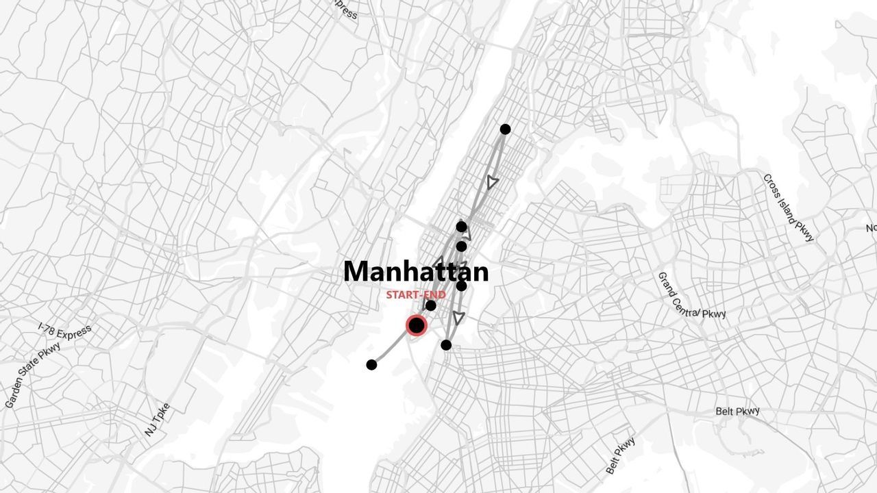 Una mappa in scala di grigi di Manhattan che mostra un itinerario di viaggio con punti di inizio e fine evidenziati in rosso.