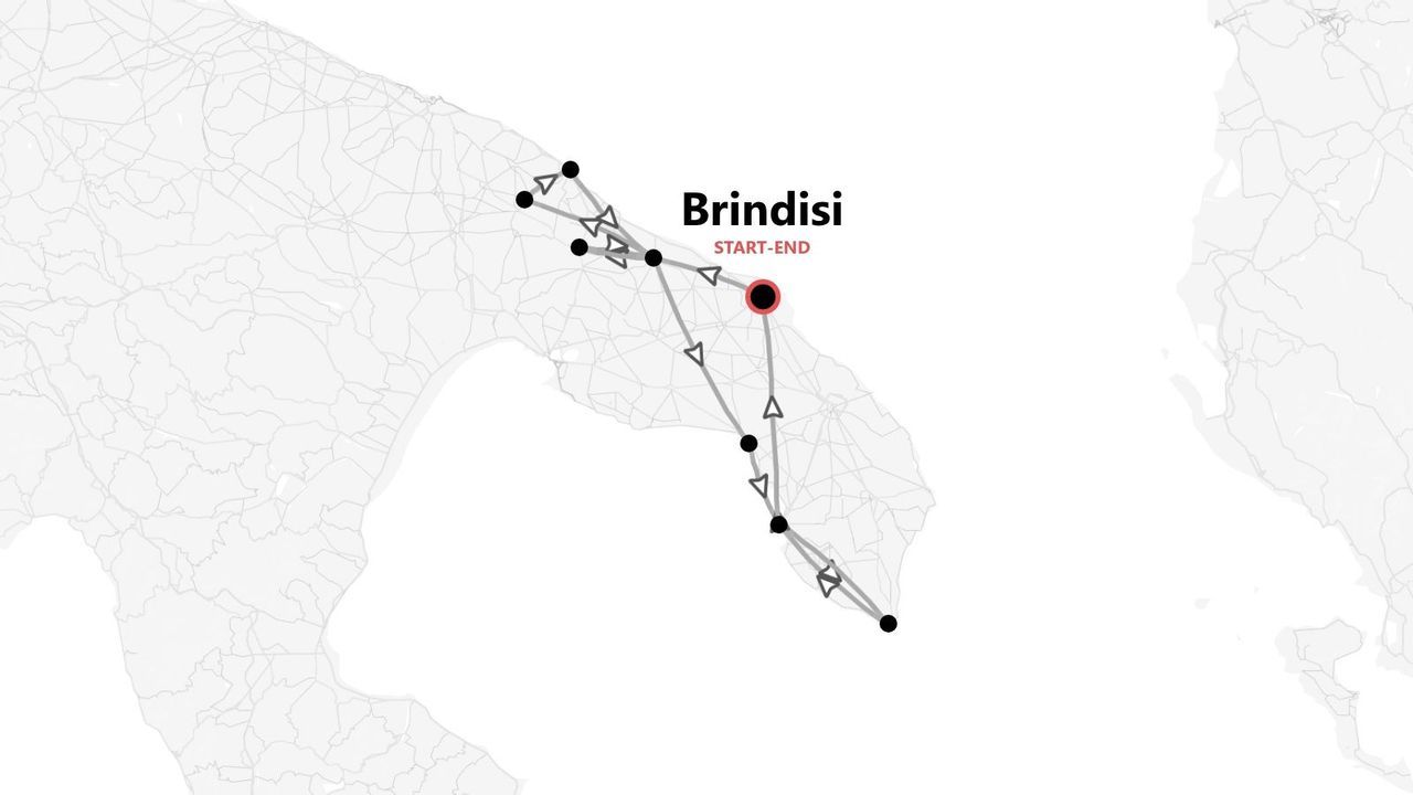 Mappa di un itinerario di viaggio di andata e ritorno nel Salento, Italia, con partenza e arrivo a Brindisi.