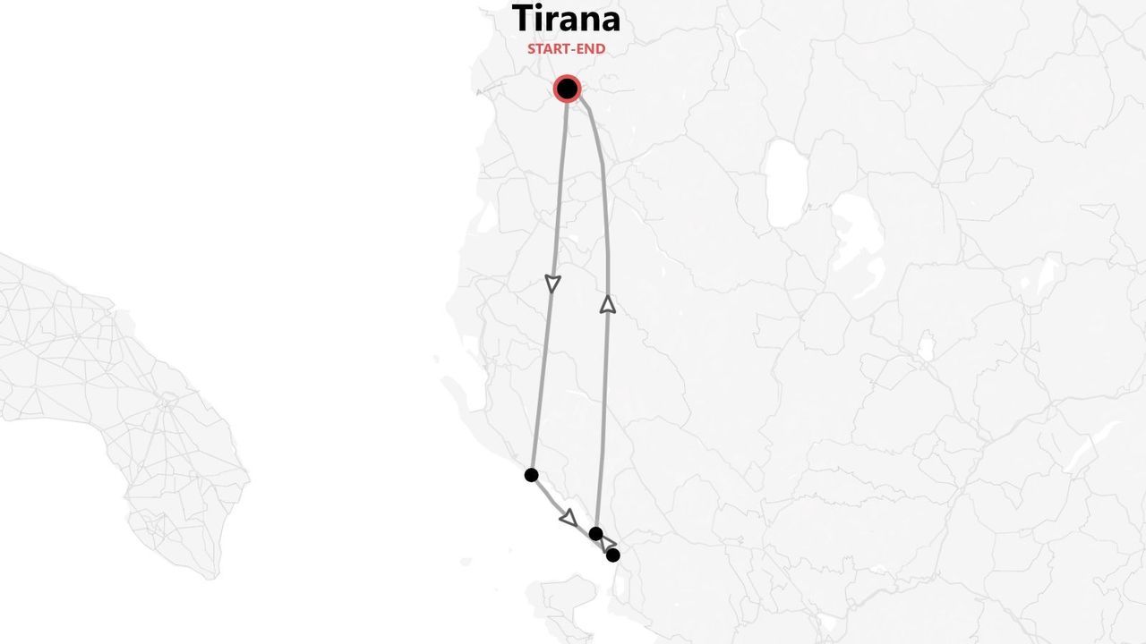 Una mappa minimalista che mostra un itinerario di viaggio. Il percorso è un anello che inizia e finisce a Tirana, con diverse tappe lungo il tragitto.