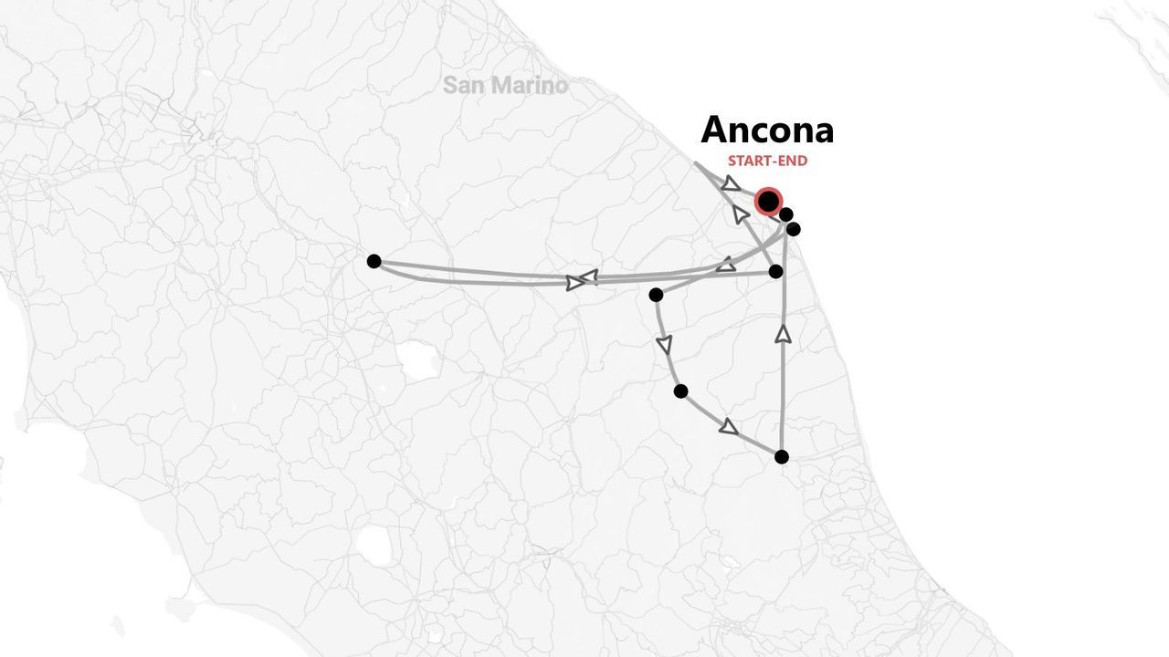 Una mappa che mostra un itinerario turistico che inizia e finisce ad Ancona, con un percorso che attraversa la regione circostante vicino a San Marino.