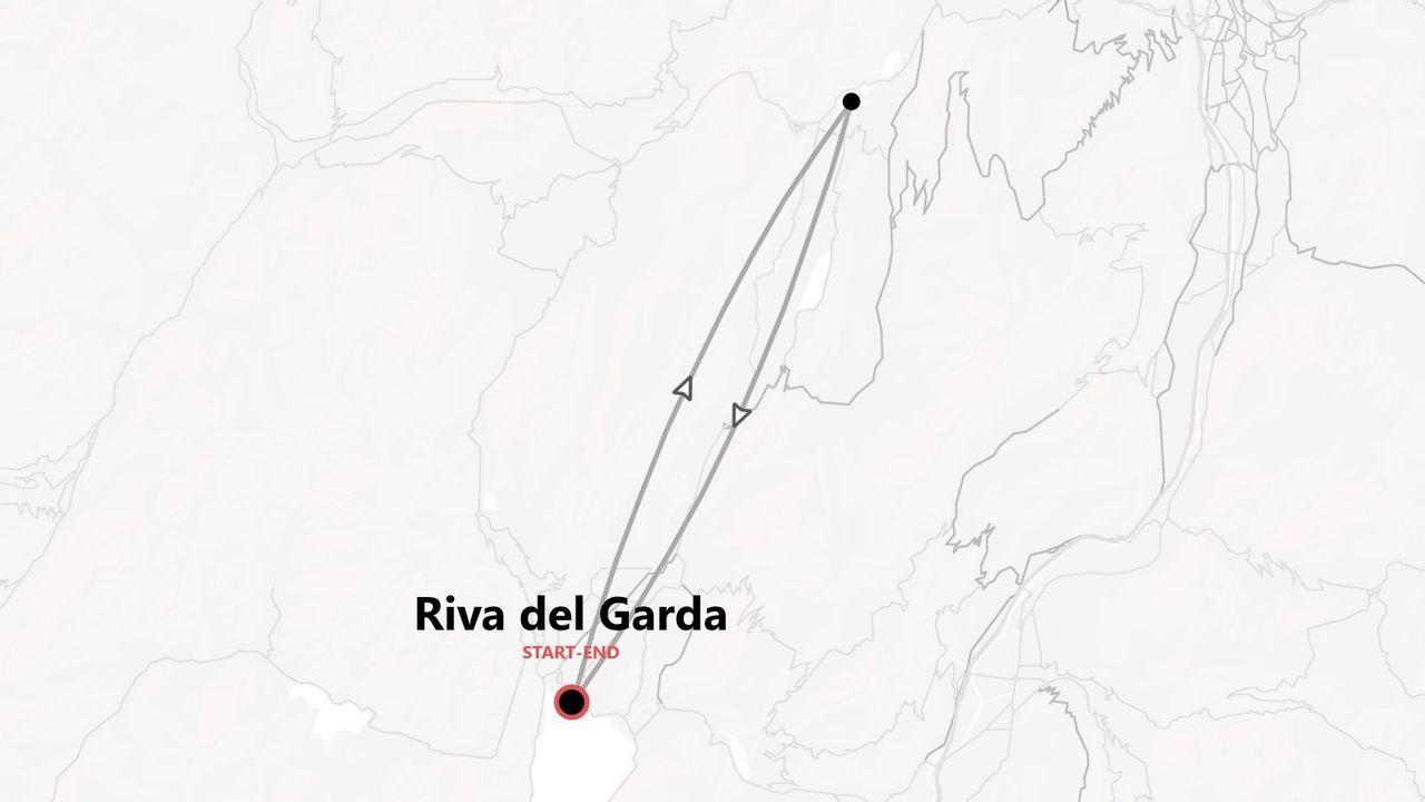 Una mappa che illustra un itinerario di viaggio con inizio e fine a Riva del Garda.