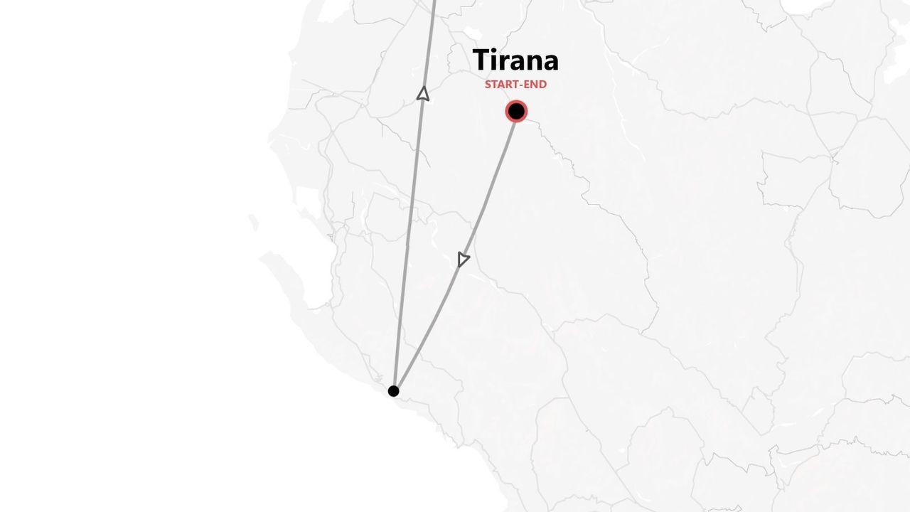 Un mapa esquemático de una ruta de viaje en Albania, con el punto de inicio y fin marcado en la ciudad de Tirana.