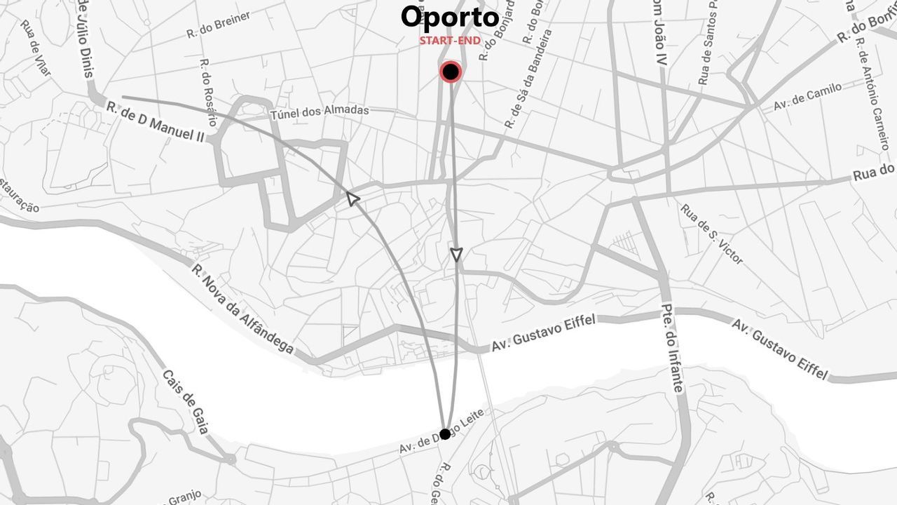 Un mapa callejero en blanco y negro de Oporto que muestra una ruta circular con un punto de inicio y fin marcado cerca de la Rua do Bonjardim.