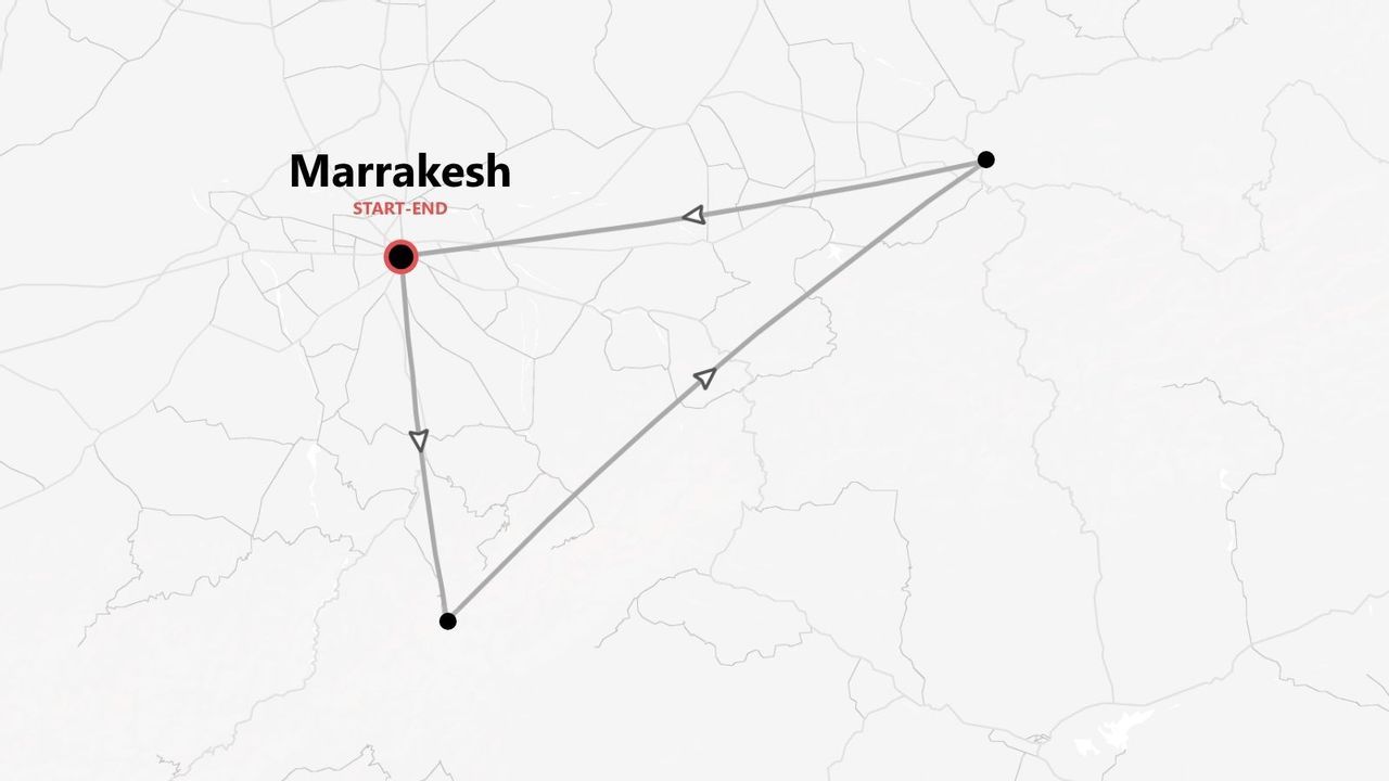 Une carte montrant un itinéraire de voyage triangulaire qui commence et se termine à Marrakech, avec des flèches indiquant le sens du voyage.