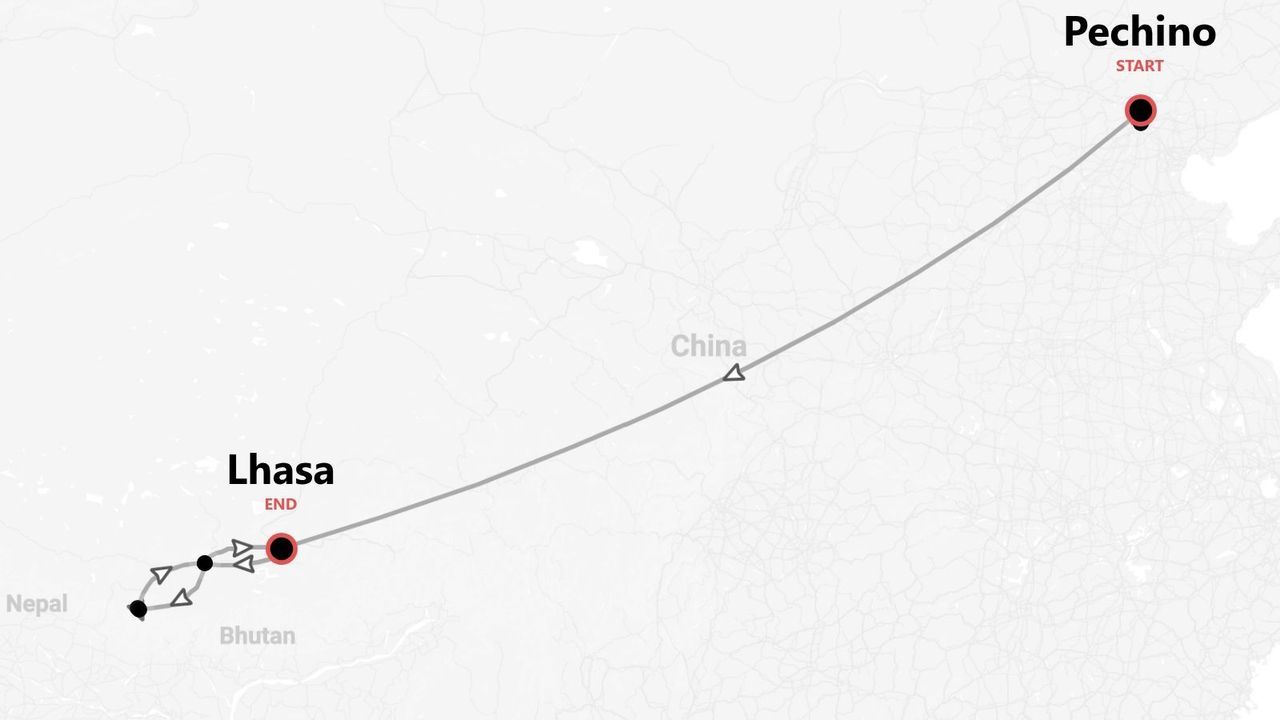 Una mappa che mostra un itinerario di viaggio attraverso la Cina, con un punto di partenza a Pechino e un punto di arrivo a Lhasa.