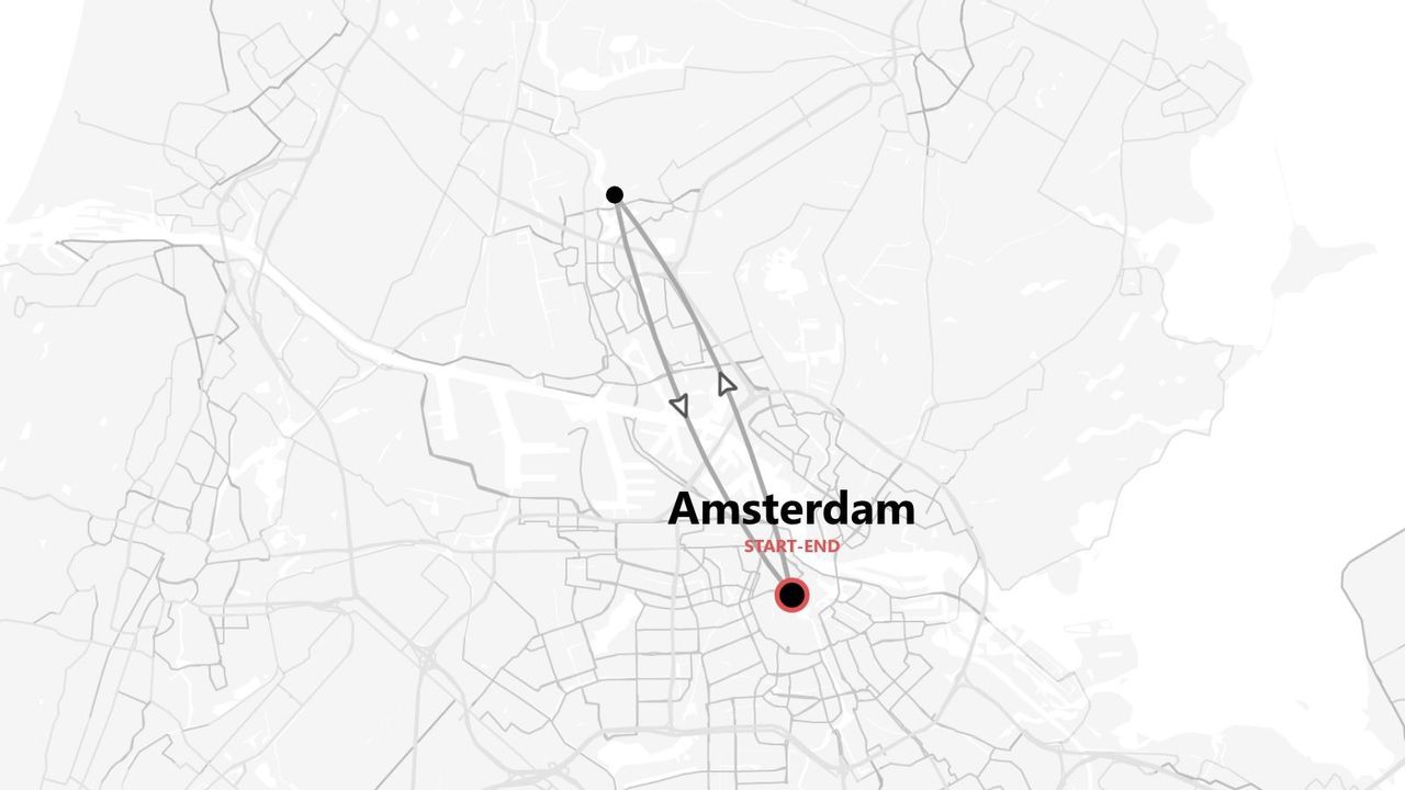 Mapa de Ámsterdam en tonos grises con un itinerario de viaje marcado que comienza y termina en la ciudad.