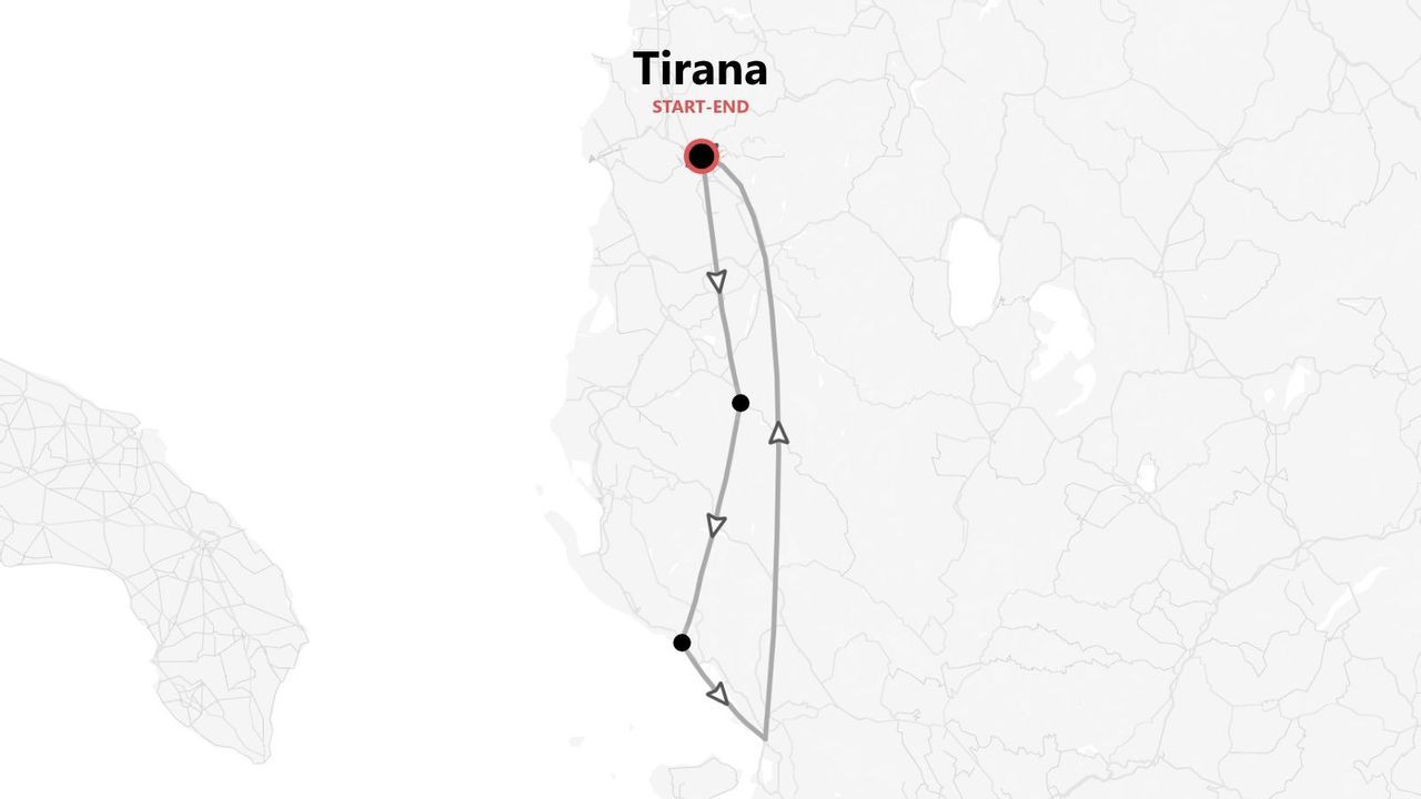 Carte minimaliste d'un itinéraire de voyage, départ et arrivée à Tirana, Albanie.