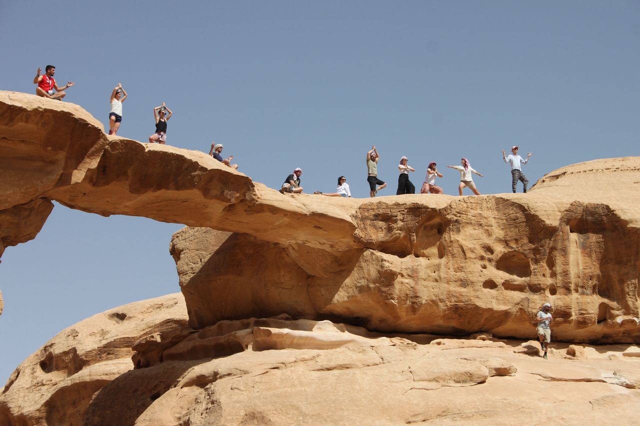 viaggio-di-gruppo-giordania-weroad-sassi-deserto-um-fruth-bridge.jpg