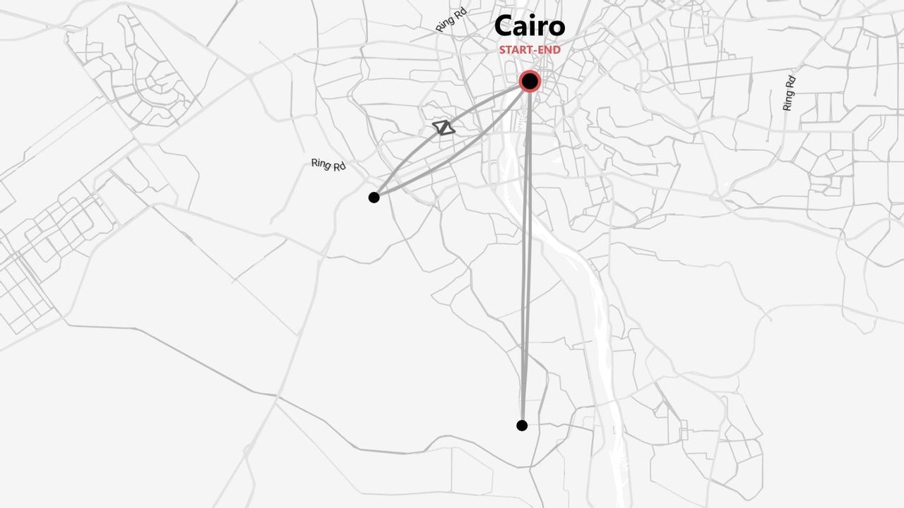 Una mappa in scala di grigi che mostra un itinerario di viaggio per Il Cairo, Egitto. Il percorso inizia e termina in città, con una tappa indicata da un'icona delle piramidi.