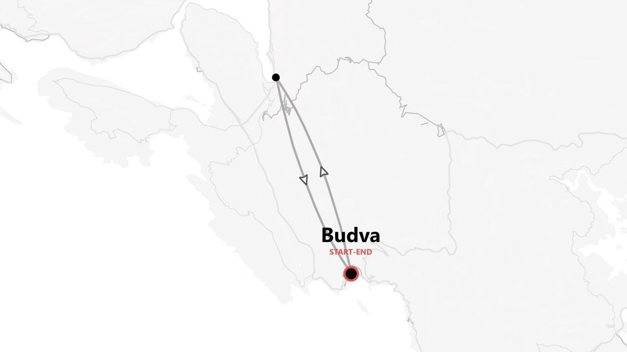 Una mappa che mostra un itinerario di viaggio con un percorso che inizia e finisce a Budva.