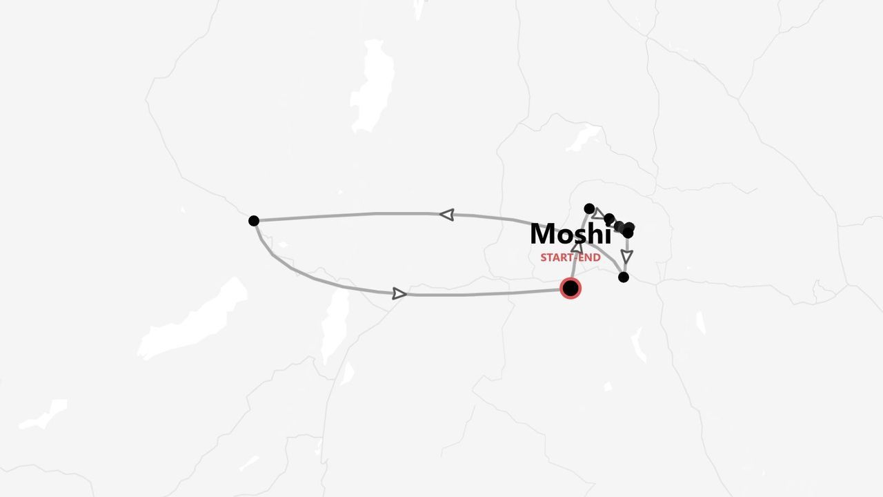 Un mapa que muestra un itinerario de viaje circular con varias paradas, comenzando y terminando en Moshi.