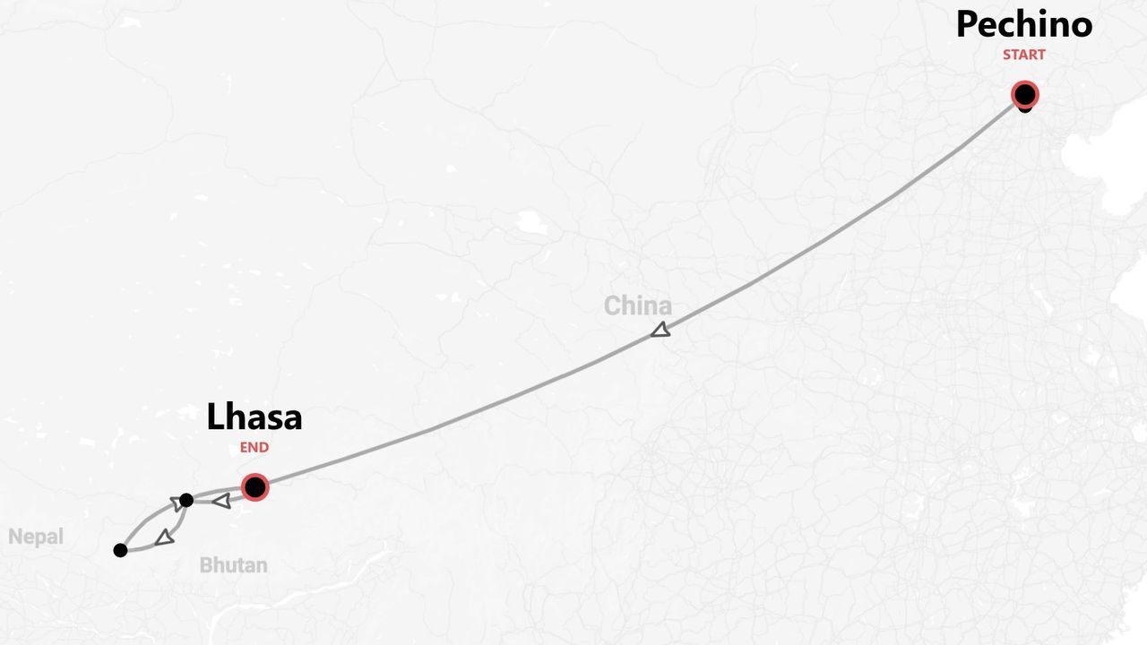 Una mappa che mostra un itinerario di viaggio attraverso la Cina, con punto di partenza a Pechino e punto di arrivo a Lhasa.