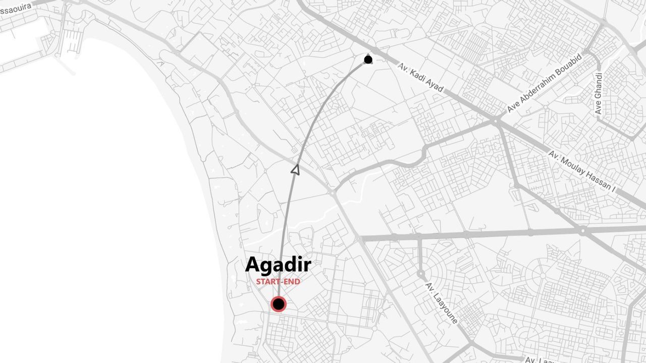 Une carte en niveaux de gris montrant un itinéraire de voyage qui commence et se termine dans la ville d'Agadir, Maroc.