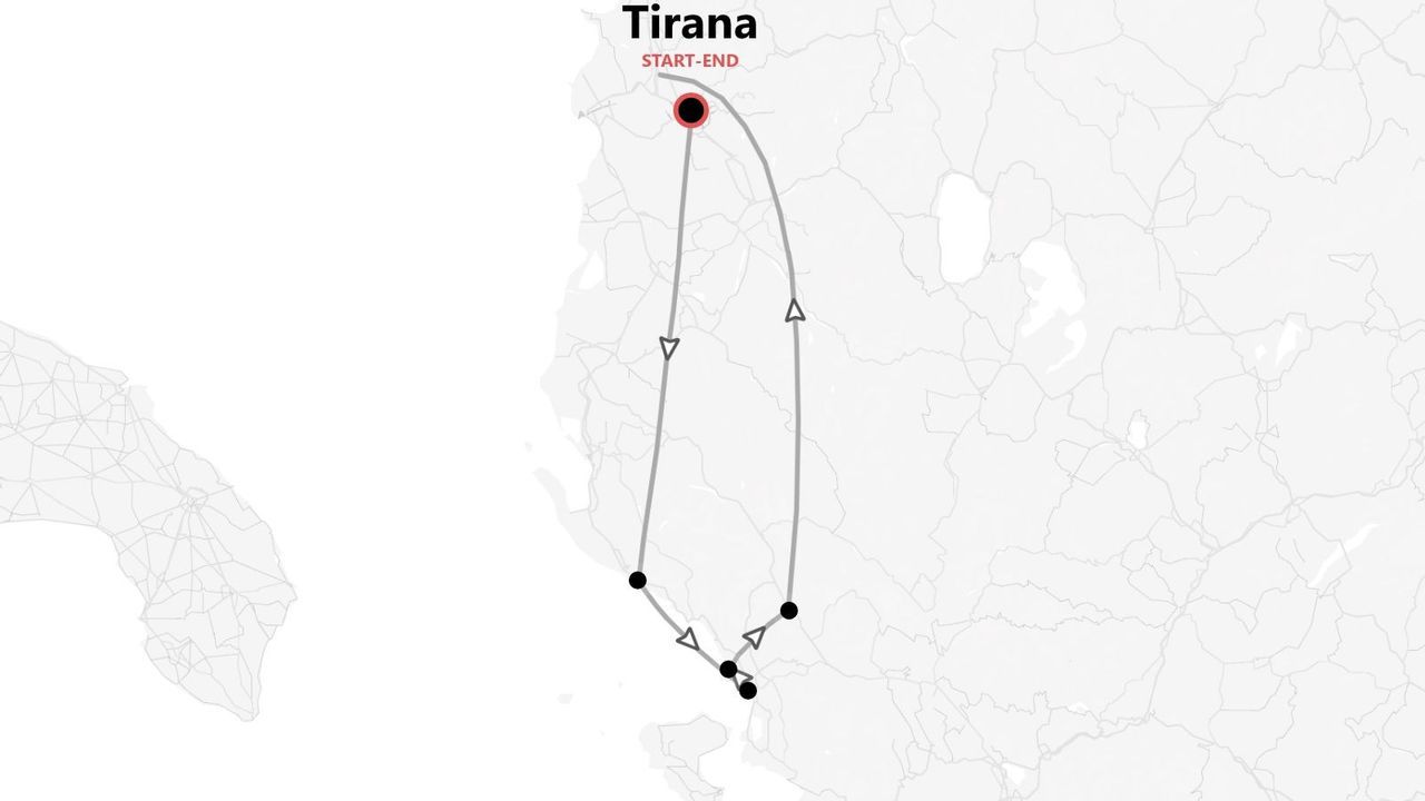 Un mapa estilizado que muestra un itinerario de viaje circular que comienza y termina en Tirana, con paradas a lo largo de la ruta.