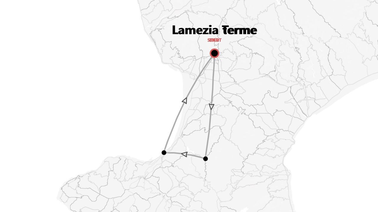 Mappa stilizzata di un itinerario di viaggio triangolare con frecce, con inizio e fine a Lamezia Terme.