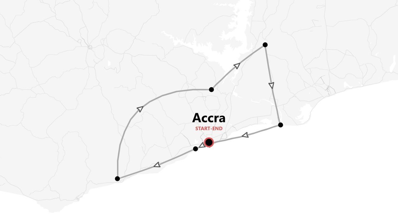 Mappa di un itinerario turistico in Ghana, con un percorso circolare che inizia e finisce ad Accra.