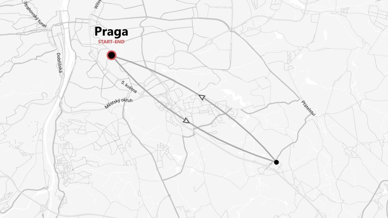 Mappa di Praga in scala di grigi con itinerario circolare, punto di partenza/arrivo e frecce direzionali.