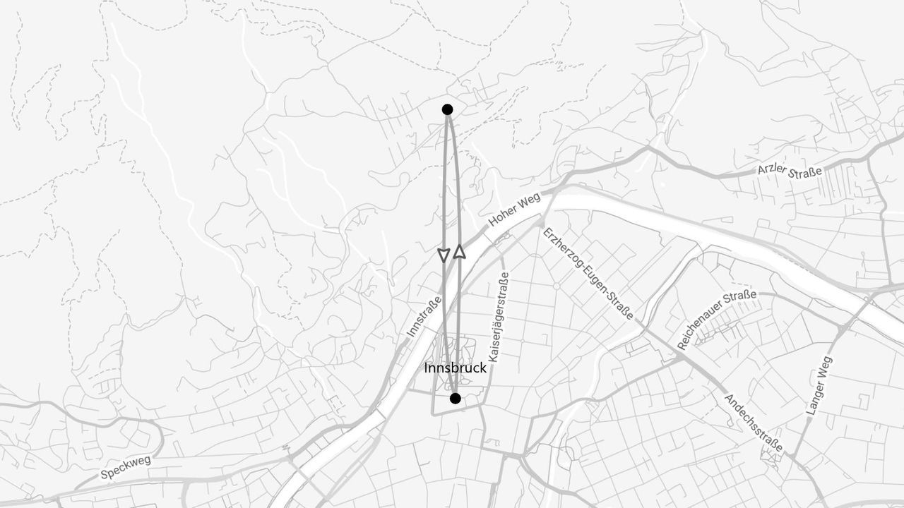 Une carte en noir et blanc montrant un itinéraire tracé à travers les rues d'Innsbruck, Autriche.