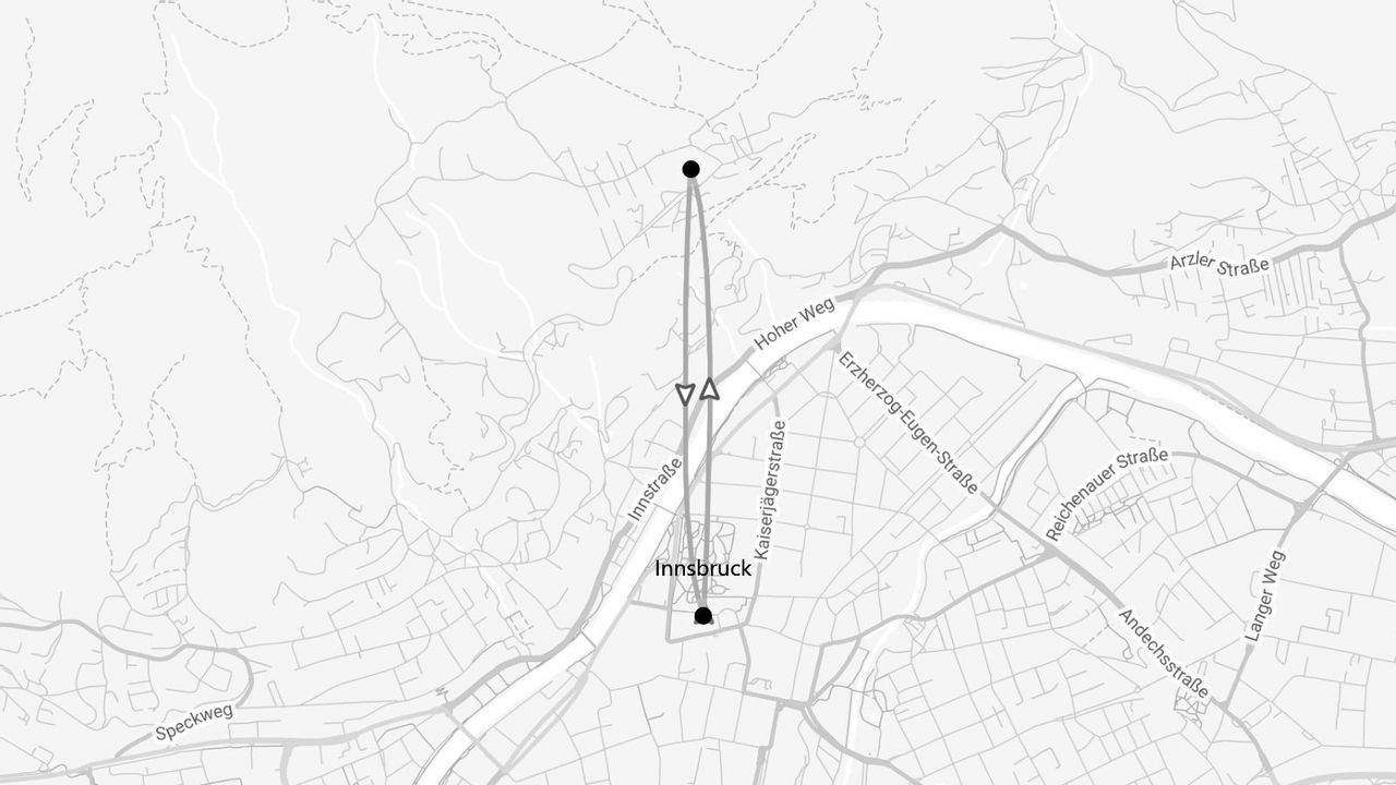 Eine Graustufenkarte mit einer eingezeichneten Route durch die Stadt Innsbruck, inklusive der beschrifteten Straßen Hoher Weg und Innstraße.