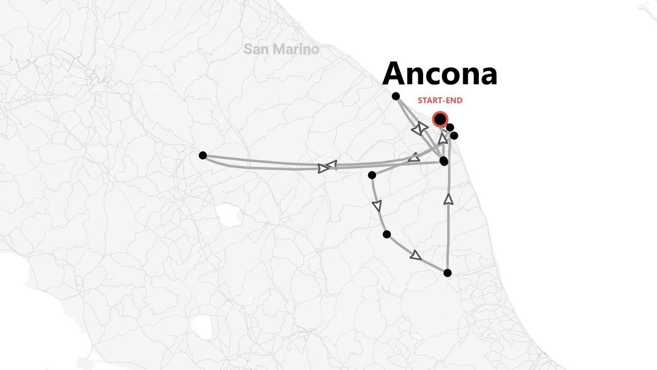 Una mappa che illustra un itinerario di viaggio con partenza e arrivo ad Ancona, includendo anche San Marino.