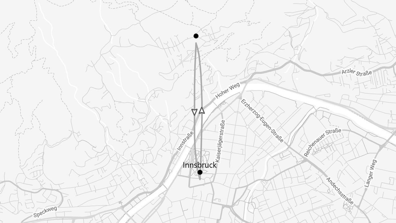 Eine Graustufenkarte, die eine Route von Innsbruck nach Norden zeigt und Straßen wie die Innstraße kreuzt.
