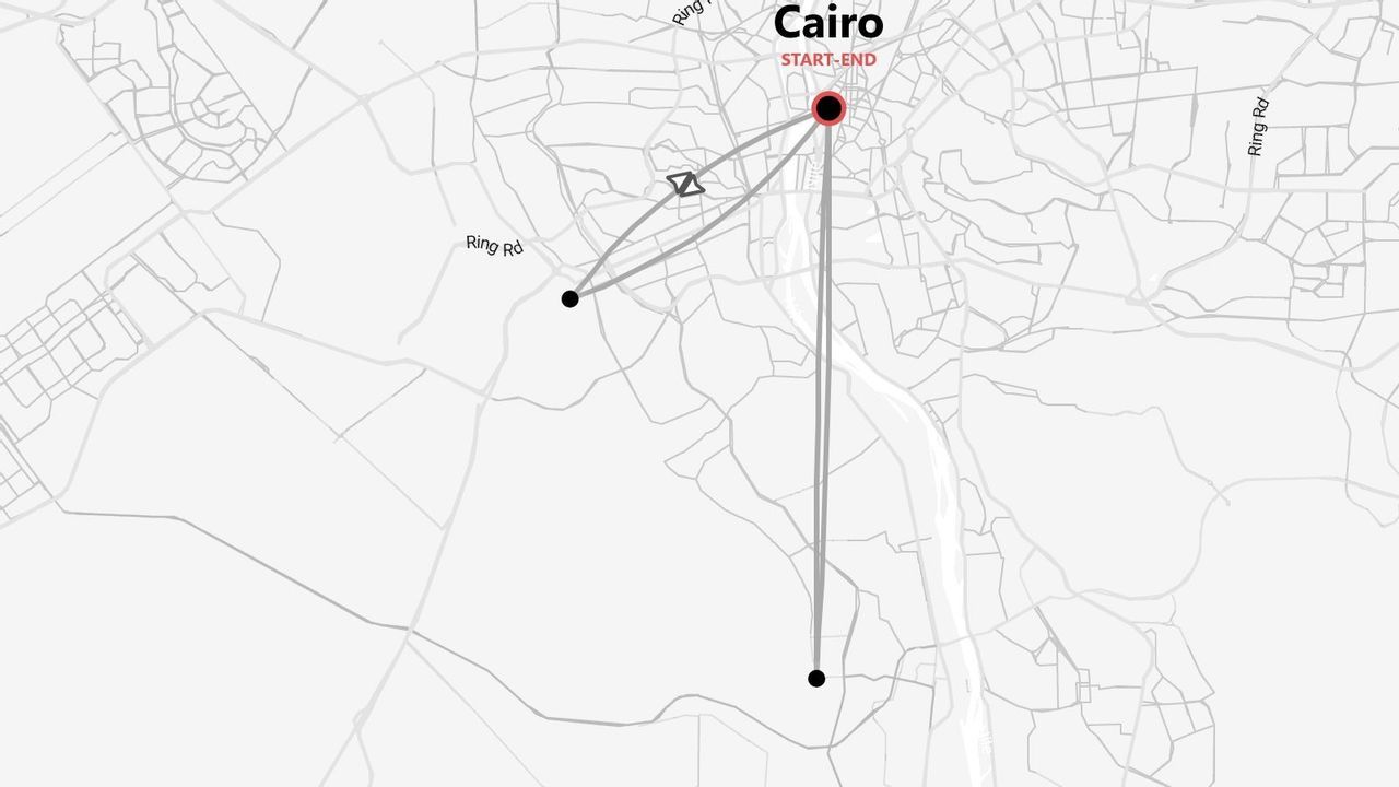 Une carte stylisée d'un itinéraire de voyage au Caire, indiquant les points de départ et d'arrivée ainsi que divers trajets balisés par des lignes.