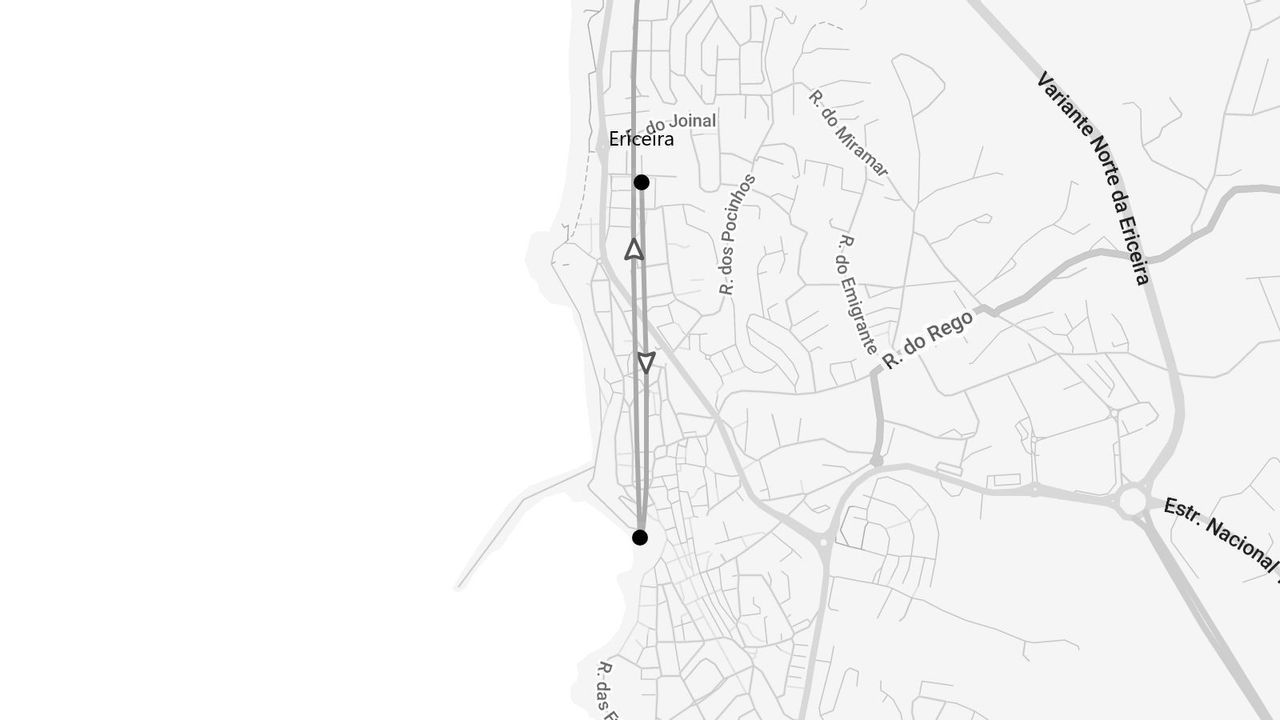 Un mapa en escala de grises de Ericeira con una ruta destacada marcada por una línea y flechas a través de las calles del pueblo.