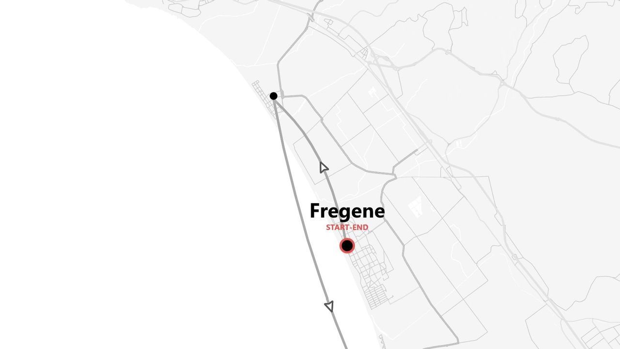 Una mappa in scala di grigi che mostra un itinerario di viaggio con un punto di partenza e arrivo segnati nella località di Fregene.