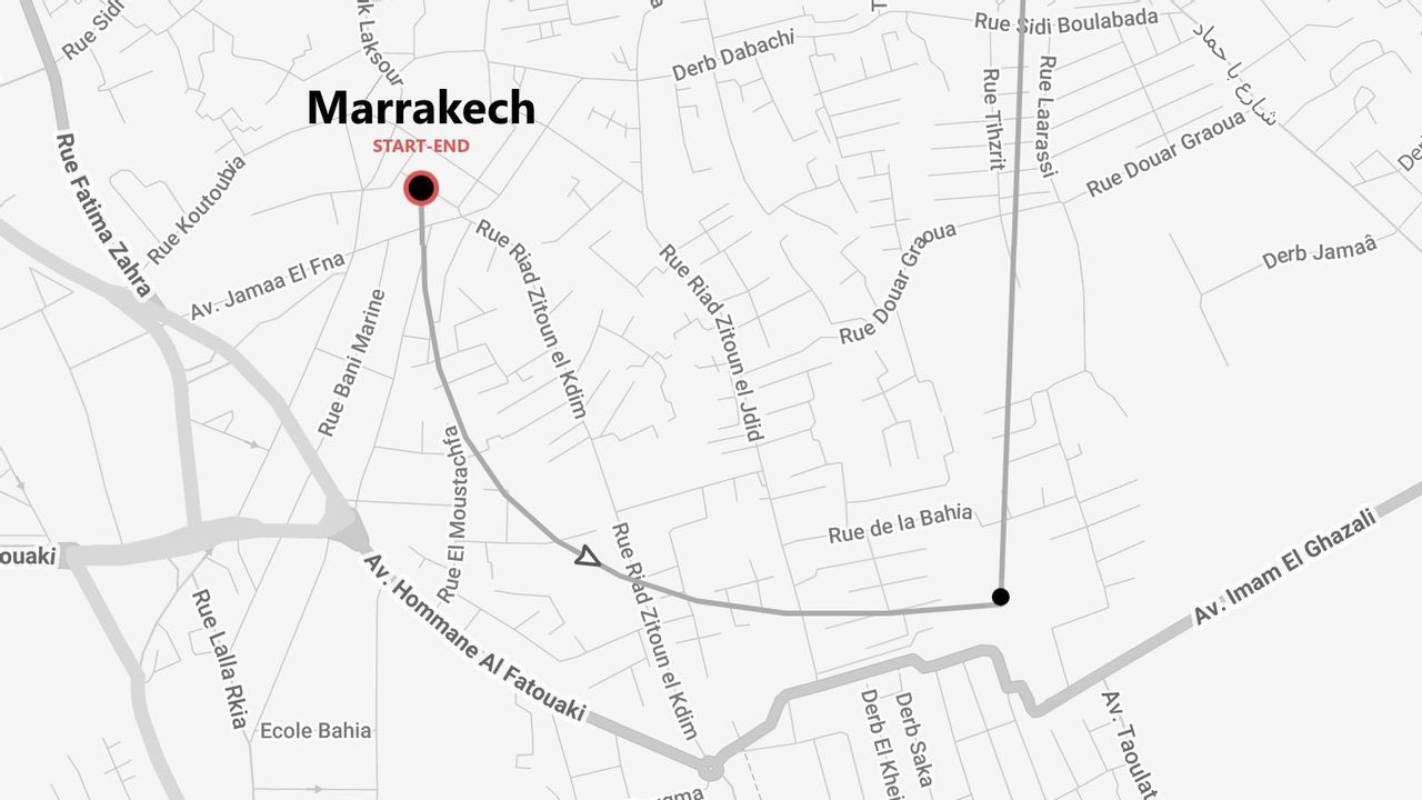 Une carte montrant un itinéraire de promenade à Marrakech, avec un point de départ et d'arrivée indiqué près de rues comme l'Av. Jamaa El Fna.
