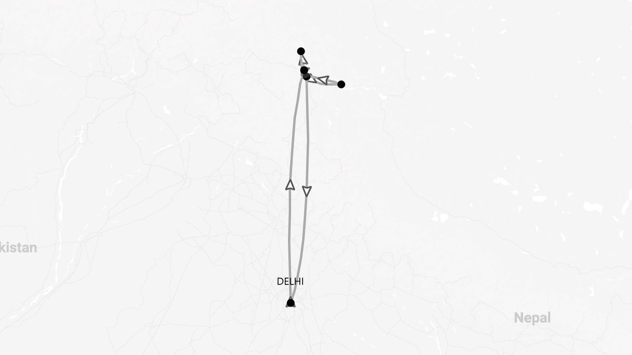 Un mapa en blanco y negro que muestra una ruta de viaje con inicio y fin en Delhi, India, y que se extiende hacia el norte.