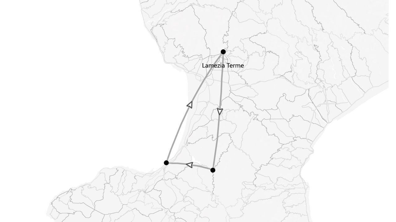Eine schwarz-weiße Karte mit einer dreieckigen Reiseroute und Pfeilen, beginnend in Lamezia Terme.