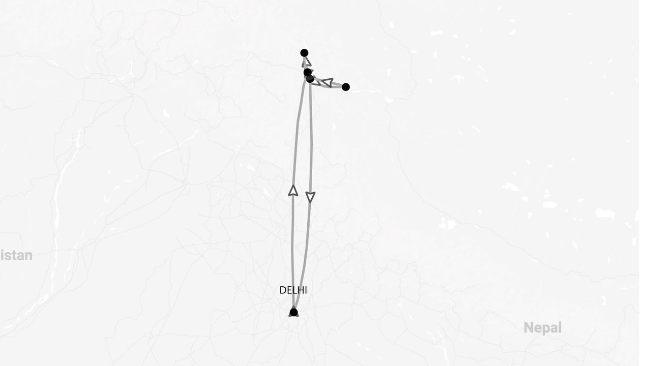 Mapa en escala de grises de un itinerario de viaje de ida y vuelta, con origen y destino en Delhi, India, y puntos de ruta indicados.
