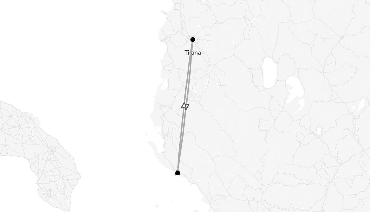 Eine Schwarz-Weiß-Karte einer Reiseroute in Albanien, die einen Weg von Tirana südwärts entlang der Küste darstellt.