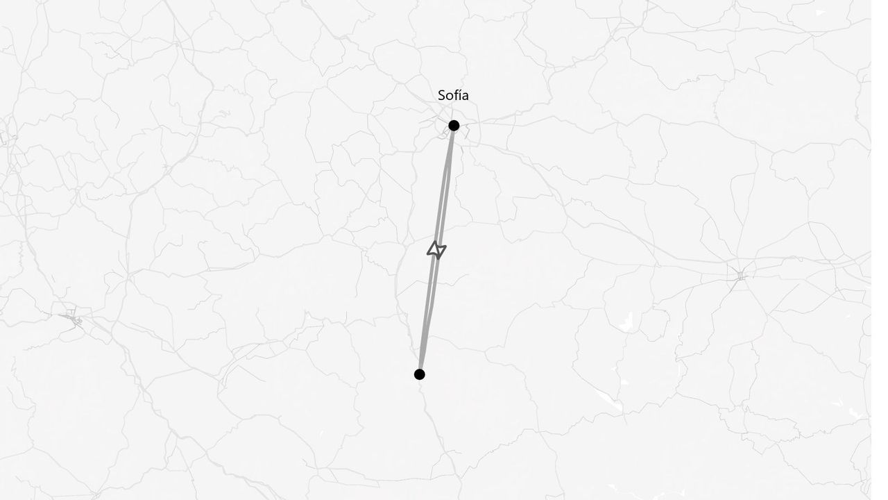 Un mapa minimalista en escala de grises que muestra una ruta de vuelo, marcada con un icono de avión, conectando un lugar desconocido con la ciudad de Sofía.